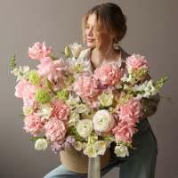 Премиум-корзина с французскими розами и весенними цветами