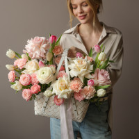 Корзинка с французскими розами и весенними цветами