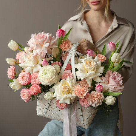 Корзинка с французскими розами и весенними цветами