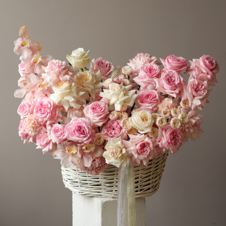 Премиум-корзина с французскими розами, миксом роз и орхидеями