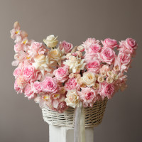 Премиум-корзина с французскими розами, миксом роз и орхидеями