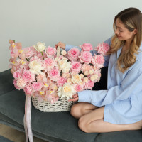 Премиум-корзина с французскими розами, миксом роз и орхидеями