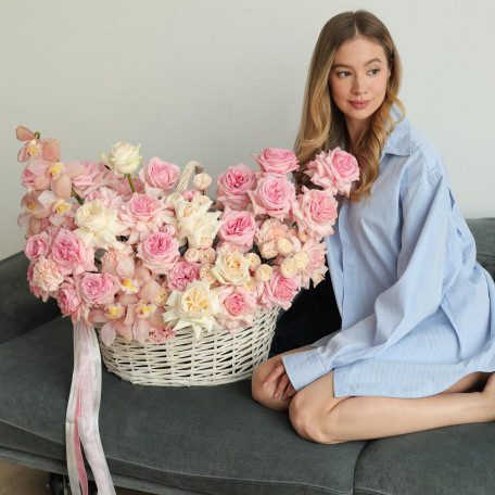 Премиум корзина из пионовидных, кустовых и французских роз XL 65-75 см