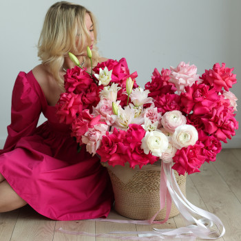 Корзина-сердце с малиновыми французскими розами и ранункулюсами