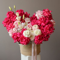 Корзина-сердце с малиновыми французскими розами и ранункулюсами