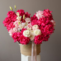 Корзина-сердце с малиновыми французскими розами и ранункулюсами