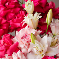 Корзина-сердце с малиновыми французскими розами и ранункулюсами