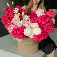 Корзина-сердце с малиновыми французскими розами и ранункулюсами