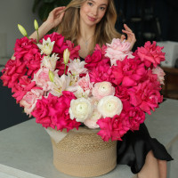 Корзина-сердце с малиновыми французскими розами и ранункулюсами