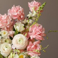 Премиум-корзина с французскими розами, нарциссами и ранункулюсами