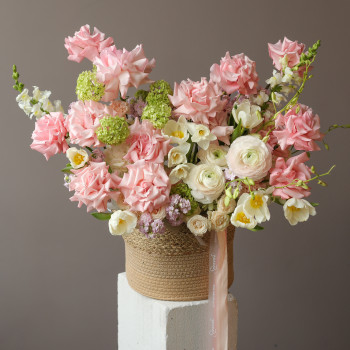 Премиум-корзина с французскими розами, нарциссами и ранункулюсами