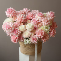 Корзина нежная с французскими розами и ранункулюсами