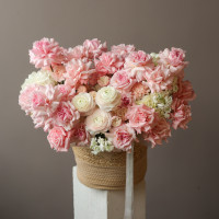 Корзина нежная с французскими розами и ранункулюсами