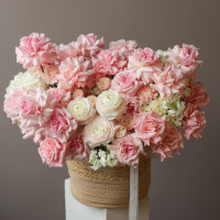 Корзина нежная с французскими розами и ранункулюсами