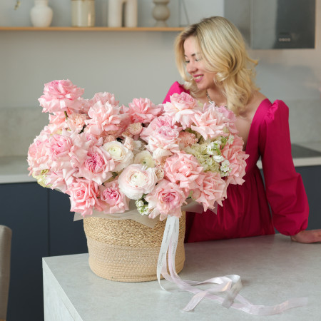 Корзина нежная с французскими розами и ранункулюсами  XL 70-75 см