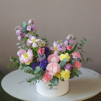 Нежная акварельная коробка с весенними цветами и эвкалиптом