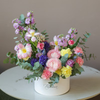 Нежная акварельная коробка с весенними цветами и эвкалиптом