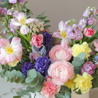 Нежная акварельная коробка с весенними цветами и эвкалиптом