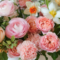 Нежная акварельная коробка с ранункулюсами и весенними цветами