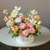 Нежная акварельная коробка с ранункулюсами и весенними цветами