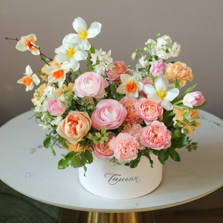 Нежная акварельная коробка с ранункулюсами и весенними цветами