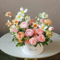 Нежная акварельная коробка с ранункулюсами и весенними цветами