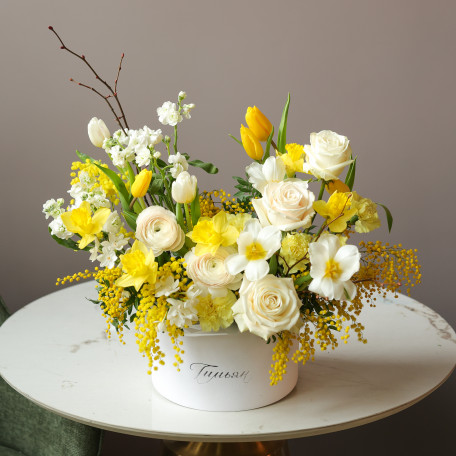 Солнечная коробка с ранункулюсами, нарциссами и мимозой