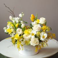 Солнечная коробка с ранункулюсами, нарциссами и мимозой
