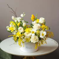 Солнечная коробка с ранункулюсами, нарциссами и мимозой