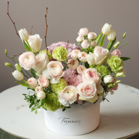 Нежная коробка с ранункулюсами, пионовидными розами и тюльпанами