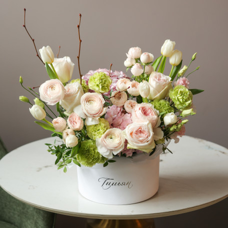 Нежная коробка с ранункулюсами, пионовидными розами и тюльпанами