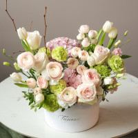 Нежная коробка с ранункулюсами, пионовидными розами и тюльпанами