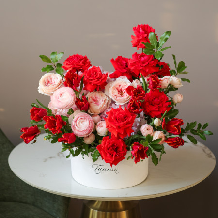 Яркая коробка с красными французскими розами, тюльпанами и ранункулюсами