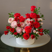 Яркая коробка с красными французскими розами, тюльпанами и ранункулюсами