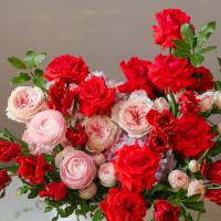 Яркая коробка с красными французскими розами, тюльпанами и ранункулюсами