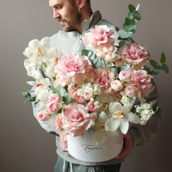  Коробка с французскими розами и орхидеями