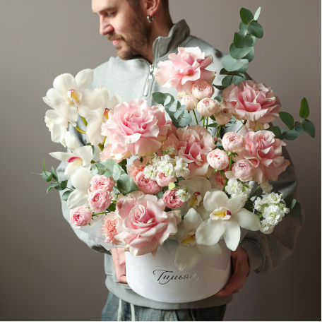  Коробка с французскими розами и орхидеями