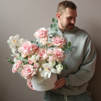  Коробка с французскими розами и орхидеями