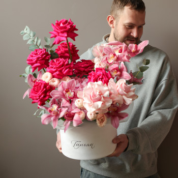 Коробка с французскими малиновыми и розовыми розами и орхидеей