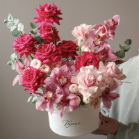 Коробка с французскими малиновыми и розовыми розами и орхидеей