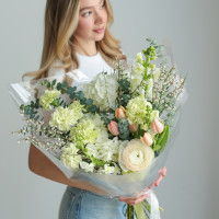 Нежный весенний букет со светло-зелёным диантусом, тюльпанами и ранункулюсом 