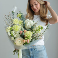 Нежный весенний букет со светло-зелёным диантусом, тюльпанами и ранункулюсом 