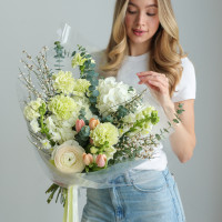 Нежный весенний букет со светло-зелёным диантусом, тюльпанами и ранункулюсом 