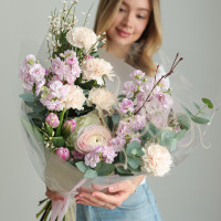 Нежный весенний букет с сиреневой маттиолой, розовым диантусом и тюльпанами 