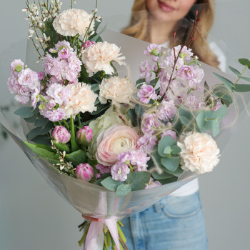 Нежный весенний букет с сиреневой маттиолой, розовым диантусом и тюльпанами 