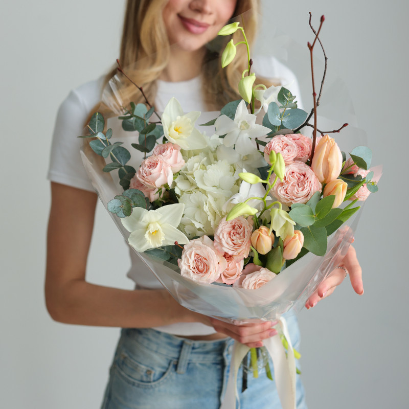 Букет в светлой пастельной палитре с орхидеями и розами