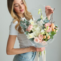 Букет в светлой пастельной палитре с орхидеями и розами