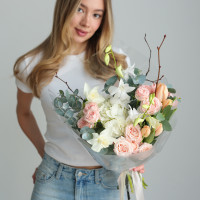 Букет в светлой пастельной палитре с орхидеями и розами