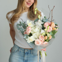 Букет в светлой пастельной палитре с орхидеями и розами