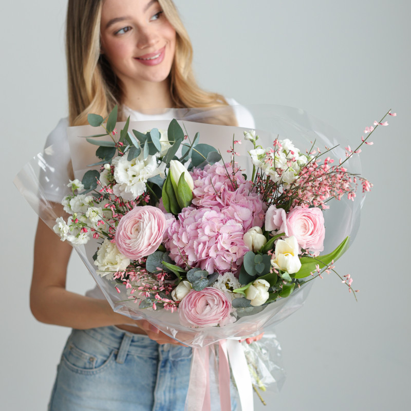 Букет с многослойной фактурой с ранункулюсами